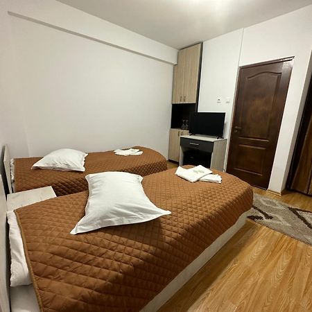 פיטסטי Casa Rustic Cazare מראה חיצוני תמונה