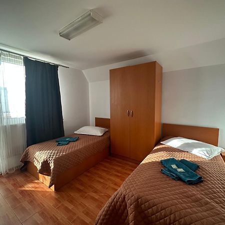 פיטסטי Casa Rustic Cazare מראה חיצוני תמונה
