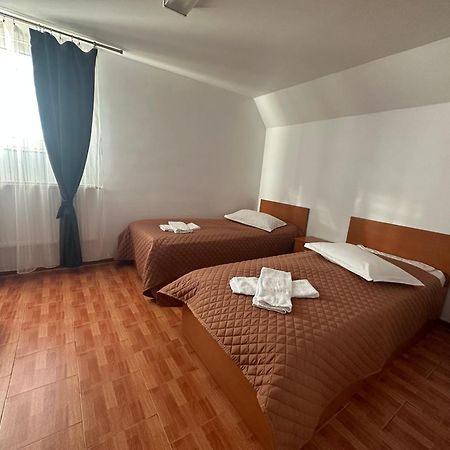 פיטסטי Casa Rustic Cazare מראה חיצוני תמונה